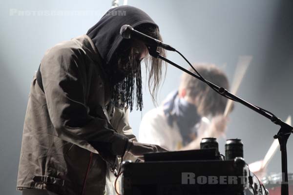 IS TROPICAL - 2010-11-08 - PARIS - Zenith - 